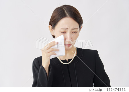 喪服を着た女性　泣く　白背景 132474551