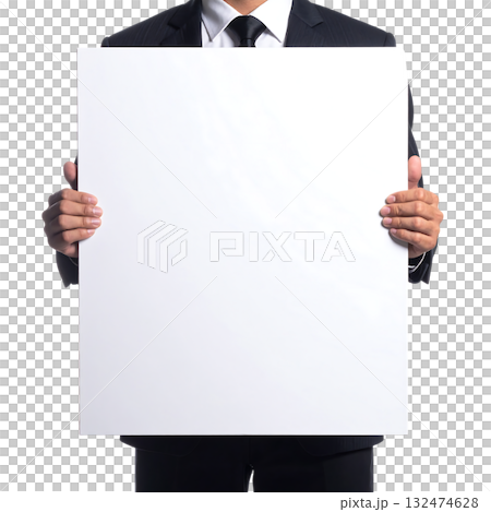 白い厚紙ボードを持つビジネスマンの手｜背景なし・透過PNG・コピースペース 132474628