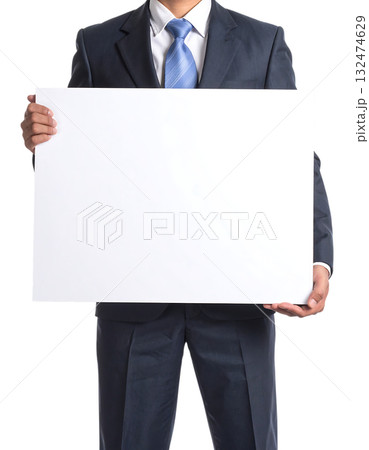 白い厚紙ボードを持つビジネスマンの手｜背景なし・透過PNG・コピースペース 132474629