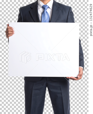 白い厚紙ボードを持つビジネスマンの手｜背景なし・透過PNG・コピースペース 132474629