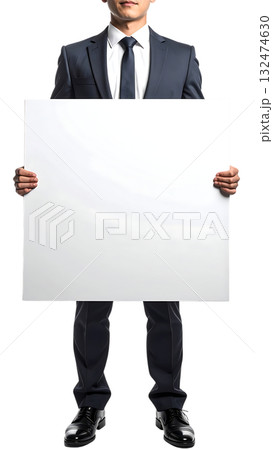 白い厚紙ボードを持つビジネスマンの手|背景なし・透過PNG・コピースペース 白い厚紙ボードを持つビジネスマンの手|背景なし・透過PNG・コピースペース 132474630
