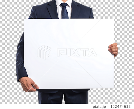 白い厚紙ボードを持つビジネスマンの手｜背景なし・透過PNG・コピースペース 132474632