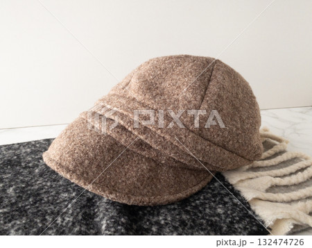 あったかキャスケットとチャコールグレーのマフラー 132474726