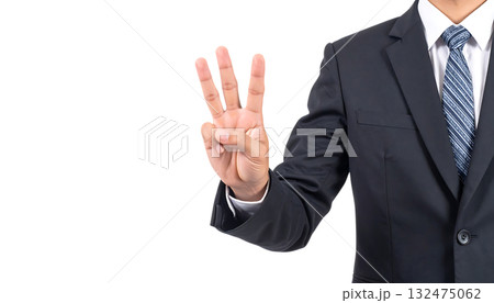 ビジネスマンの手が三本の指で数字を示すジェスチャー｜背景なし・透過PNG・コピースペース 132475062