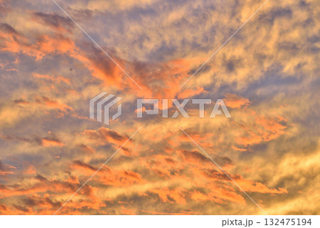 夕方の空に広がるオレンジ色の雲 夕方の空に広がるオレンジ色の雲 132475194