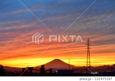 夕焼けと富士山のシルエット 132475197