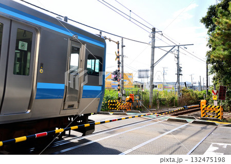 寒川大門踏切を通過する相模線電車 132475198