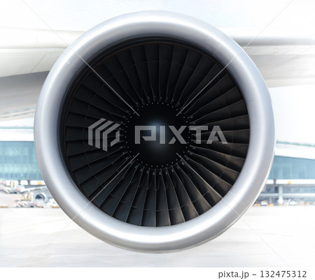 正面から見たタービンブレードの見えるジェットエンジンのクローズアップ	 132475312