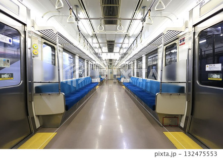 【JR東日本】夜の211系3000番台の車内(篠ノ井線:松本駅) 【JR東日本】夜の211系3000番台の車内(篠ノ井線:松本駅) 132475553