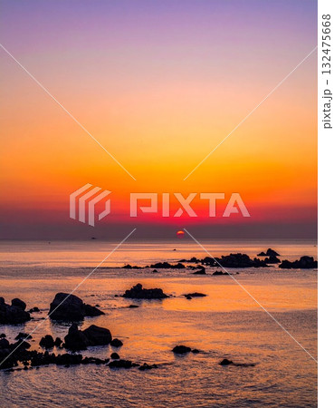 【AI生成画像】オレンジ色の美しい夕焼けと静かな海 【AI生成画像】オレンジ色の美しい夕焼けと静かな海 132475668