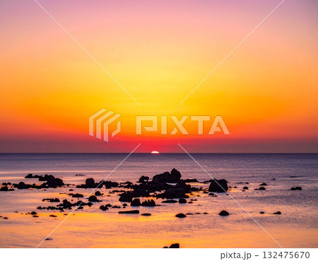 【AI生成画像】オレンジ色の美しい夕焼けと静かな海 132475670