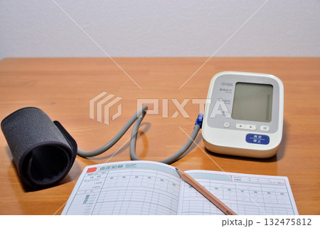 血圧計 家庭用血圧計で血圧管理イメージ 132475812