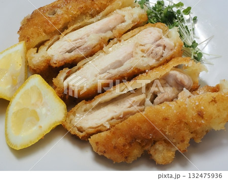 カリカリチキンカツ、妻の手作り家庭料理、家庭で楽しむ夕ご飯、幸せ家族 カリカリチキンカツ、妻の手作り家庭料理、家庭で楽しむ夕ご飯、幸せ家族 132475936