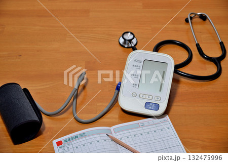 血圧計 家庭用血圧計で血圧管理イメージ 132475996