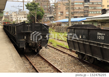台湾の駅構内に停車するレトロな貨車 132476205