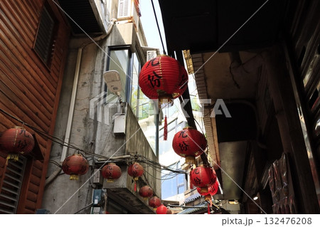 台湾九份・路地裏に赤提灯 132476208