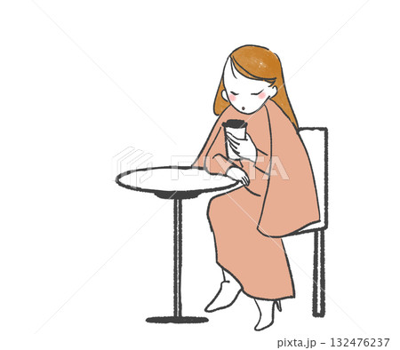 カフェでゆっくりする女性 132476237
