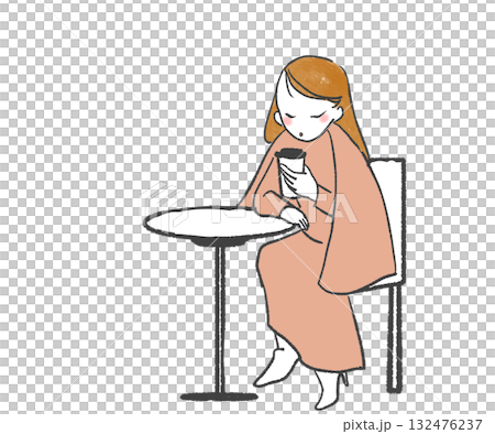 カフェでゆっくりする女性 132476237