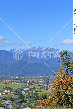 安曇野の秋　柿と北アルプス 132476425