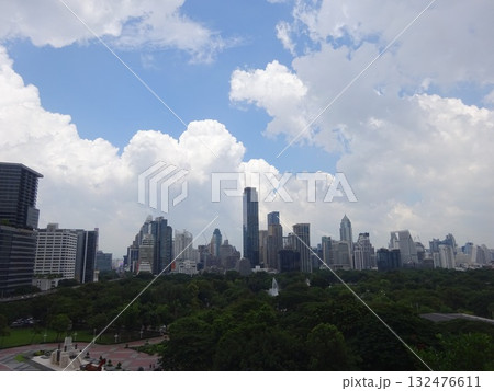バンコクの摩天楼とルンピニー公園の絶景 132476611
