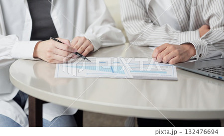 保険を検討するアジア人カップル 132476694