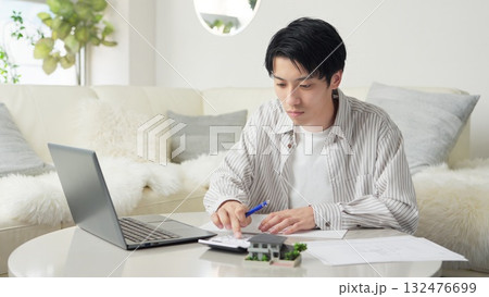 不動産を検討するアジア人男性 不動産を検討するアジア人男性 132476699
