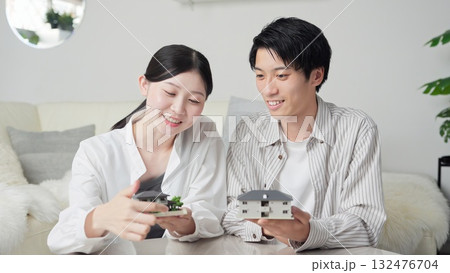 不動産を比較するアジア人カップル 132476704