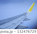 空の旅と翼の風景 132476729