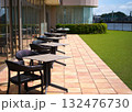 屋外に設置されたテーブルとイスのガーデンテラス 132476730