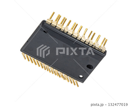 金色の接点が輝く精密な回路チップ｜背景なし・透過PNG・コピースペース 132477019