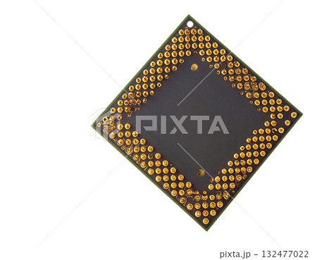 金色の接点が輝く精密な回路チップ｜背景なし・透過PNG・コピースペース 132477022