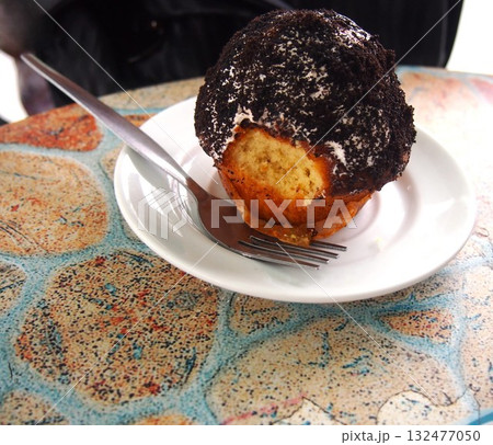 チョコバナナケーキとお皿に乗ったチョコケーキ 132477050