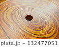 年輪が浮かぶ木の板 132477051
