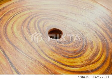 年輪が浮かぶ木の板 132477051