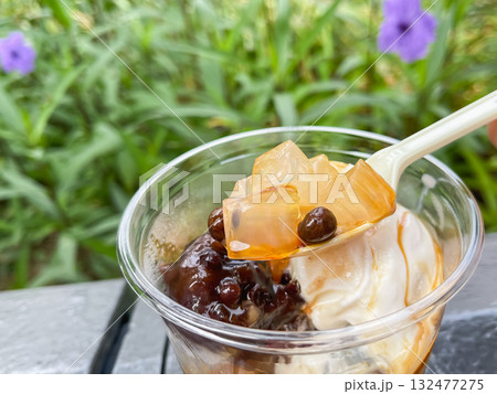 寒天ゼリーとみつ豆、あんことアイスクリームが入った和菓子のあんみつ。 寒天ゼリーとみつ豆、あんことアイスクリームが入った和菓子のあんみつ。 132477275