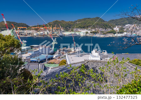 《長崎県》長崎港の港湾風景・造船所のある街並み 《長崎県》長崎港の港湾風景・造船所のある街並み 132477325