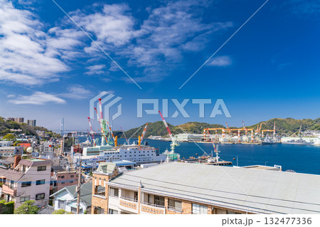 《長崎県》長崎港の港湾風景・造船所のある街並み 《長崎県》長崎港の港湾風景・造船所のある街並み 132477336