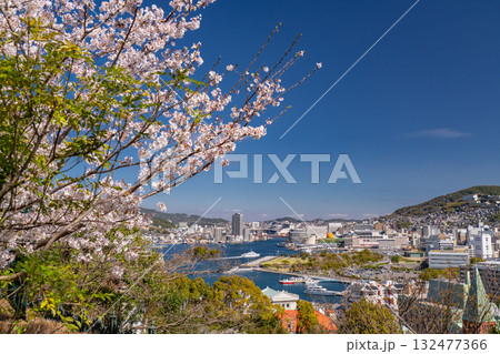 《長崎県》長崎市・坂の街並み 132477366