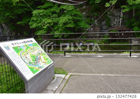日光市川治温泉 川治ふれあい公園の男鹿川沿い散策路と新緑 日光市川治温泉 川治ふれあい公園の男鹿川沿い散策路と新緑 132477428