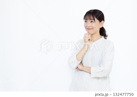 笑顔で考えている女性 笑顔で考えている女性 132477750