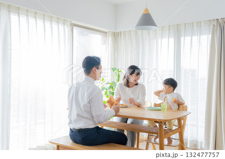 朝食を食べる家族 132477757