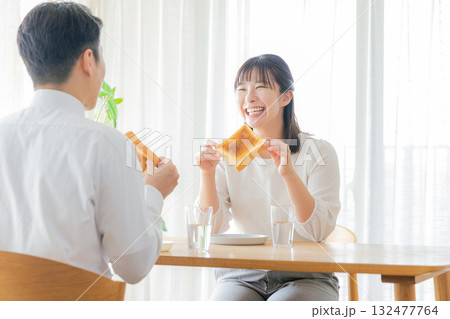 朝食を食べる共働きの夫婦 132477764
