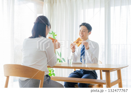 朝食を食べる共働きの夫婦 朝食を食べる共働きの夫婦 132477767