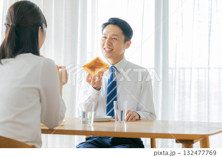 朝食を食べる共働きの夫婦 132477769