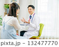 患者と診察する医師 132477770