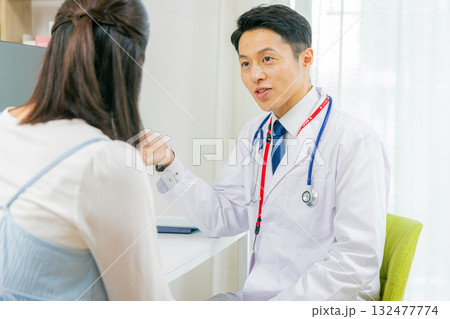患者と診察する医師 患者と診察する医師 132477774