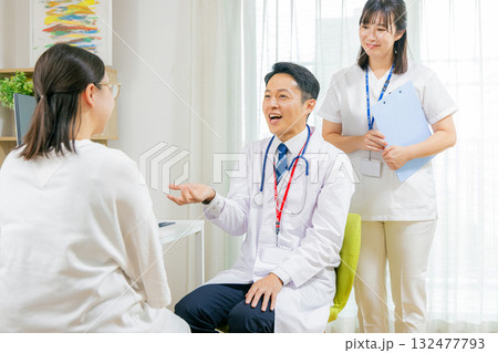診察をする医師 132477793