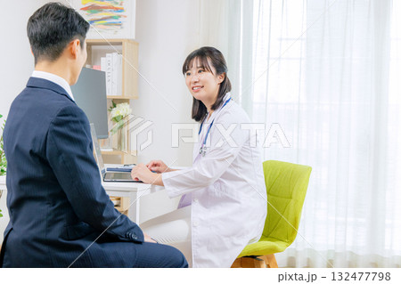 診察する医師 132477798