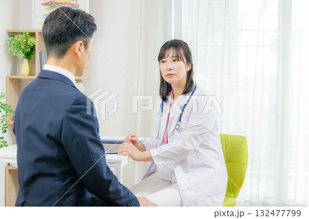 診察する医師 診察する医師 132477799