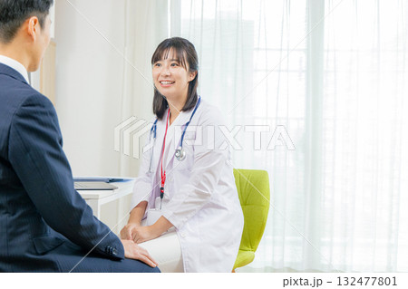 診察する医師 132477801
